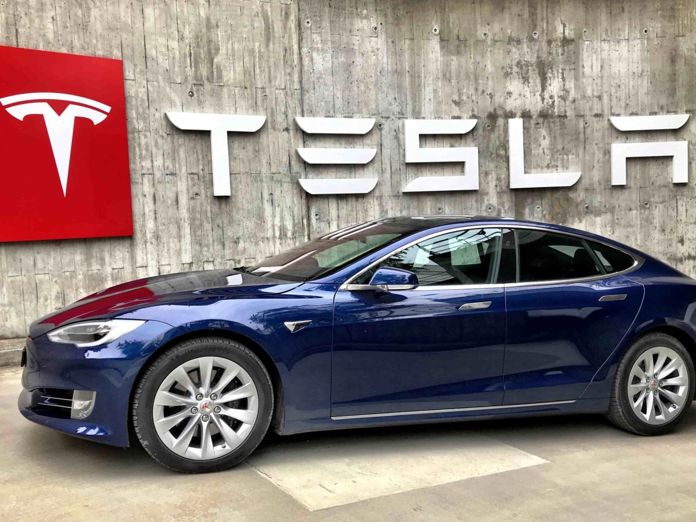 Электромобили Tesla смогут подключаться к спутникам Starlink