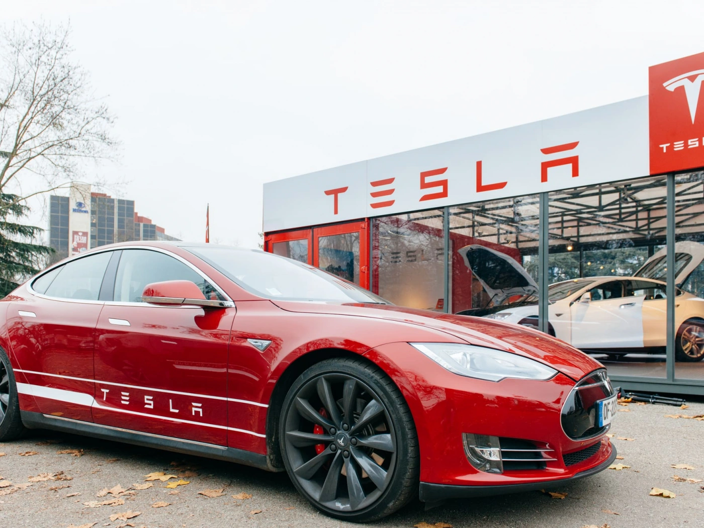 Tesla отзывает более миллиона автомобилей в США из-за проблем со стеклоподъемниками