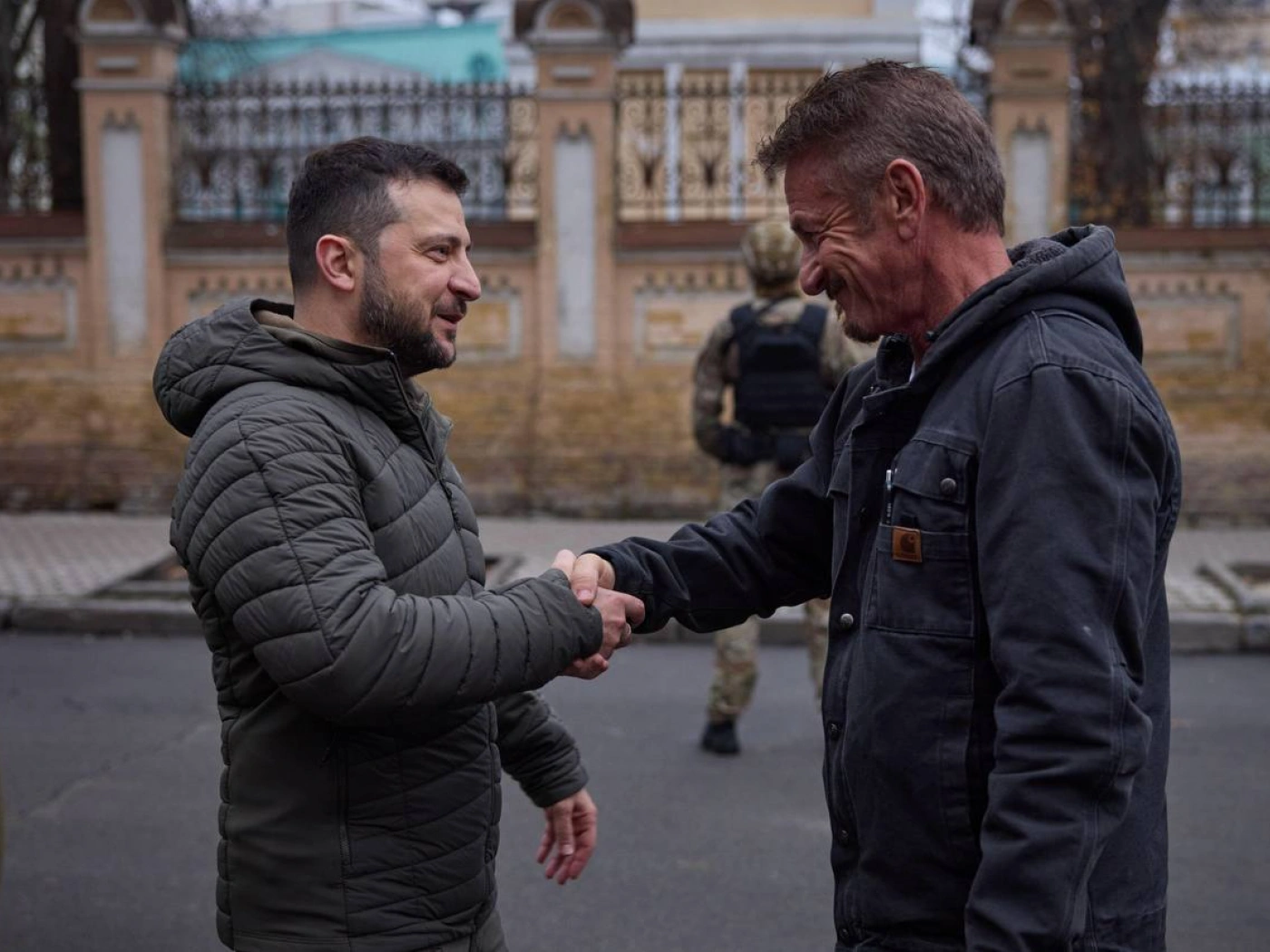 Актер Шон Пенн вручил свой «Оскар» Зеленскому в знак поддержки Украины