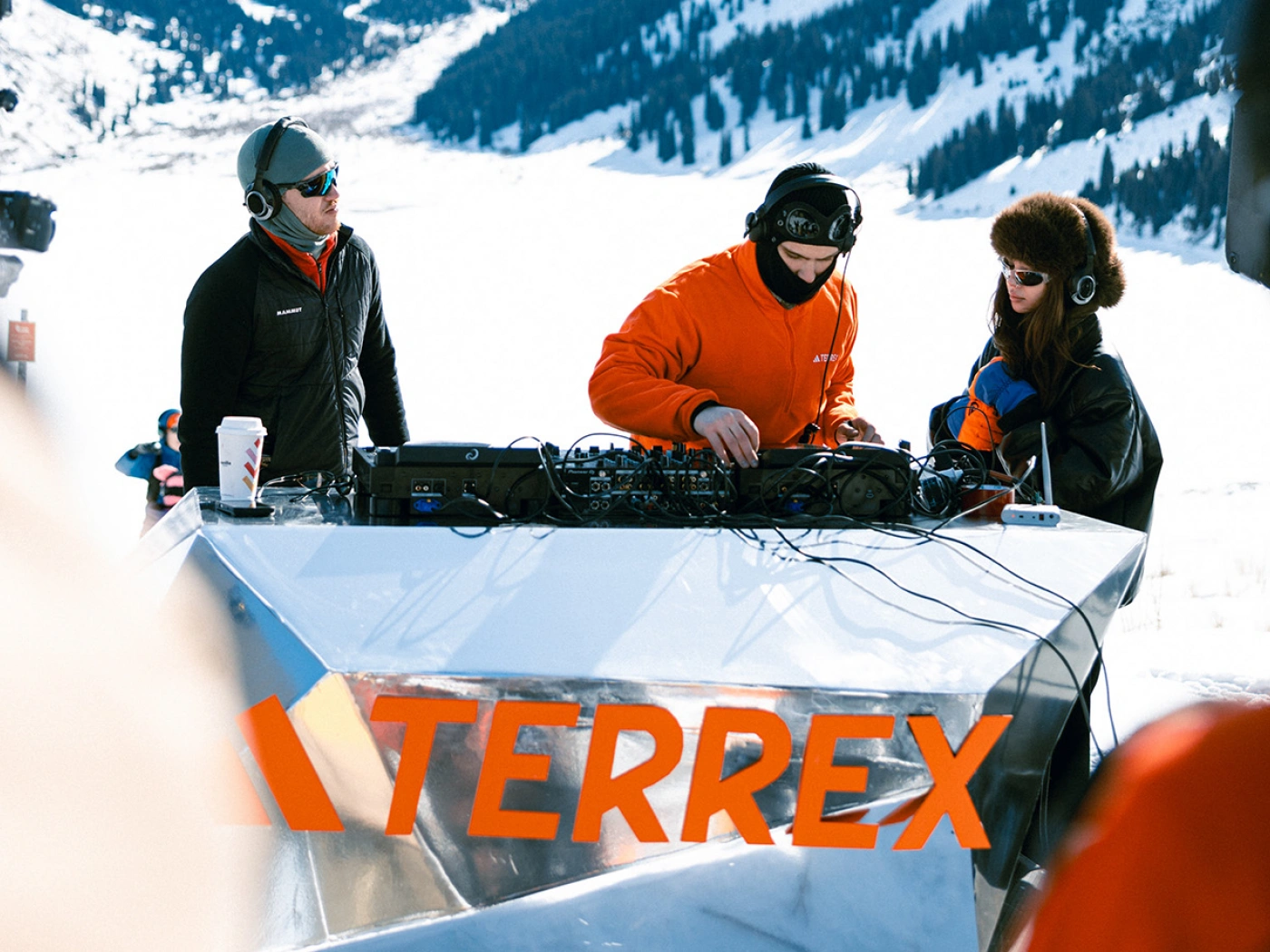 На БАО прошел дневной рейв adidas в формате silent disco