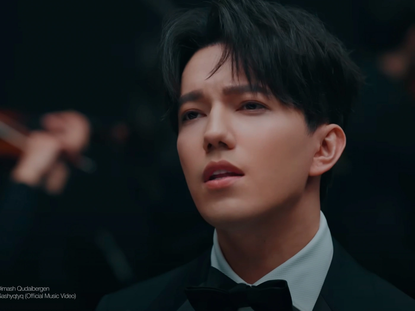 Димаш Құдайберген музыкалық аспаптар музейінде жеке көрмесін ұсынады