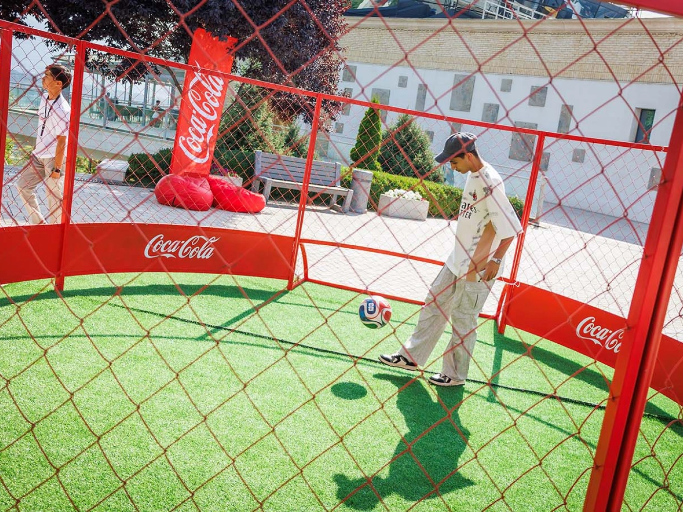 От лимитированных банок до поездки в Испанию: бренд Coca-Cola провел грандиозную кампанию к FIFA World Cup