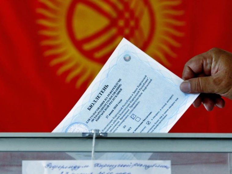 Поправки в Конституцию Кыргызстана поддержали 80% голосовавших