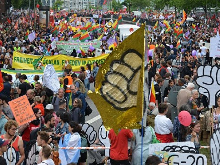 Активистка из Казахстана митингует в Гамбурге против G20