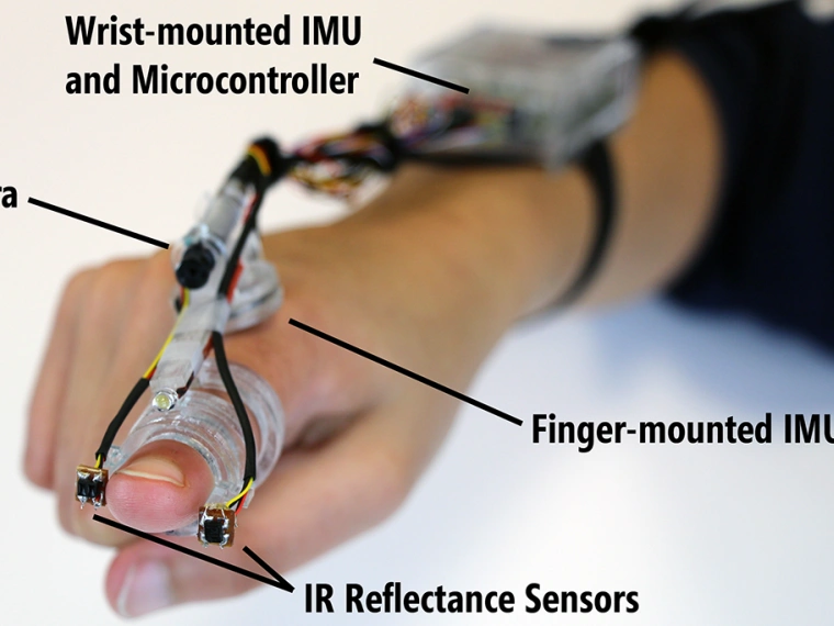 Камера-напальчник научила слепых читать обычные книги