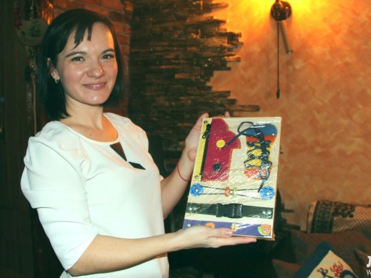 Семья из Актау делает развивающие доски для малышей