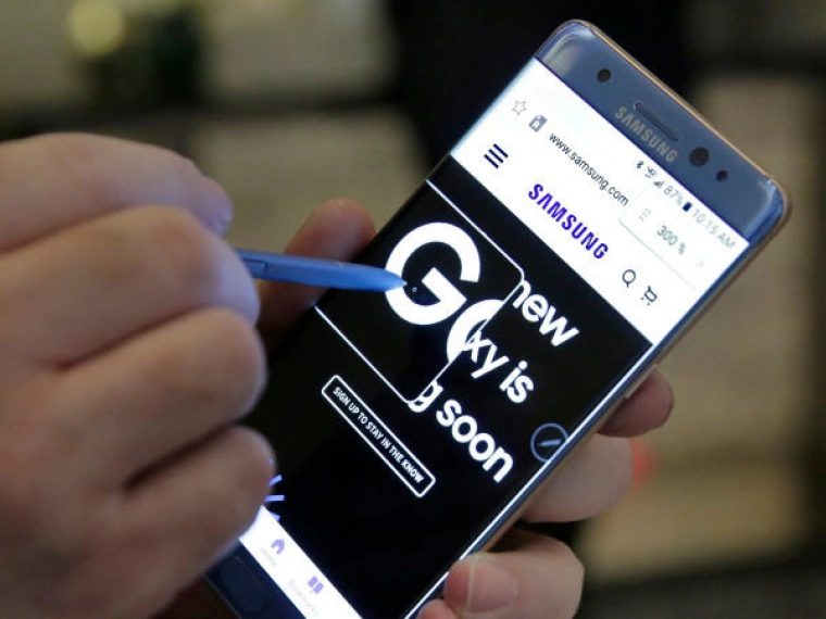 Samsung остановила мировые продажи Galaxy Note 7 и попросила отключить эти смартфоны