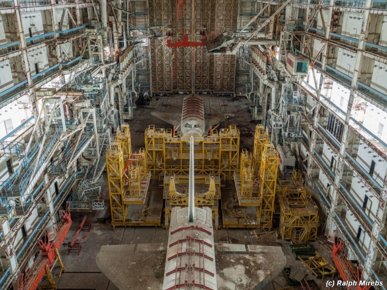 Блогеры из ЕС проникли на Байконур и станцевали на корабле «Буран»