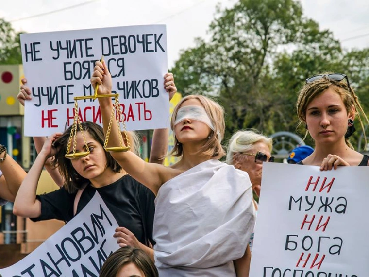 Акция на Арбате: Казахстанские феминистки развязали Фемиде руки