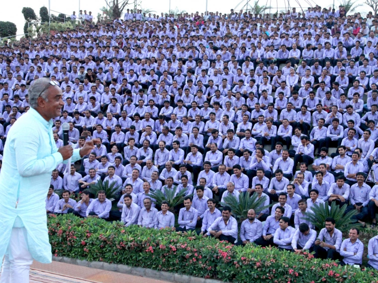 Индийский бизнесмен подарил работникам своей компании 1260 автомобилей и 400 квартир