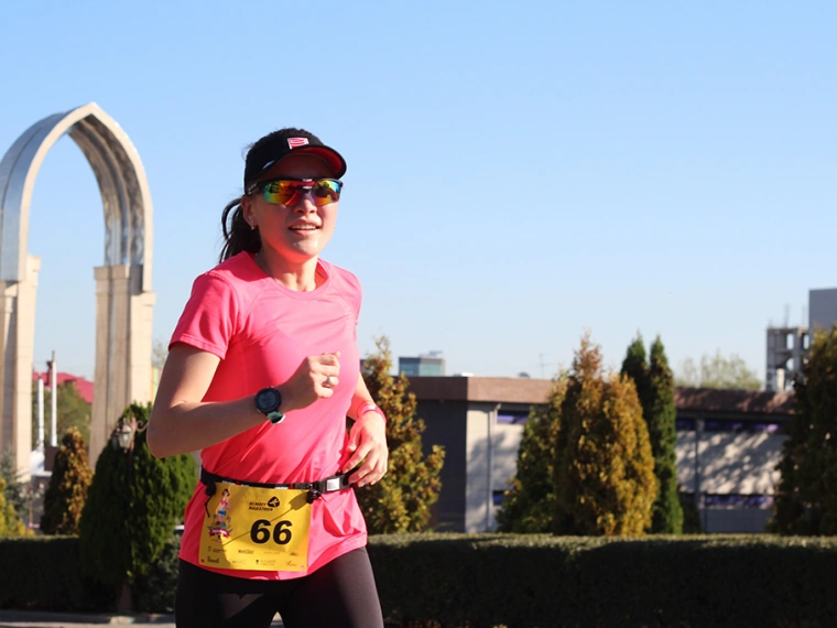 В беге только девушки: В Алматы прошел Женский забег 