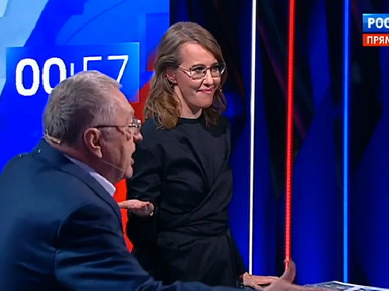 Жириновский оскорбил Собчак, и она облила его водой