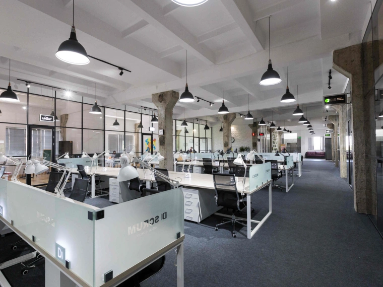 Офис мечты: Библиотека, зона отдыха и высокие потолки в Scrum Coworking