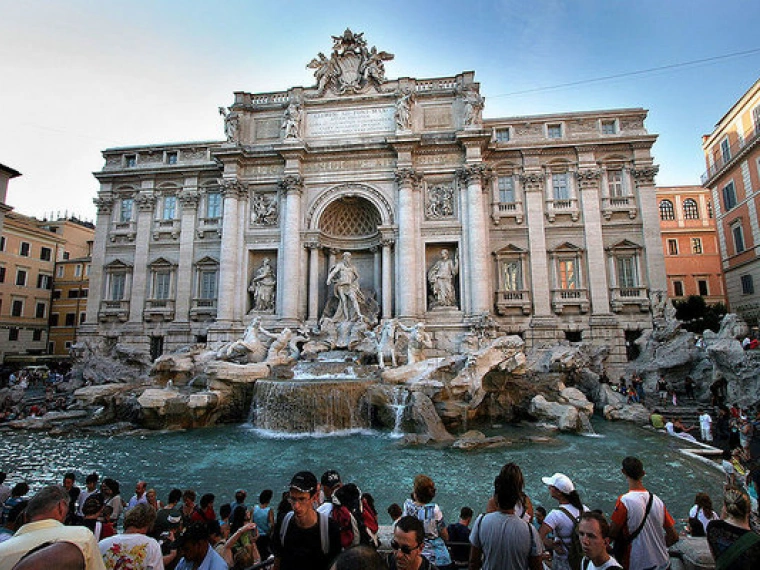 В Риме запретят купаться в фонтанах