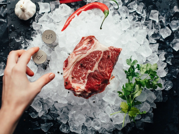 Стейк из пробирки: Что нужно знать об альтернативном мясе?