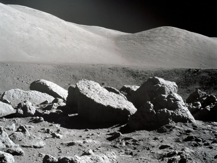 Космические фотографии: Лунные прогулки и планы возвращения людей на спутник Земли