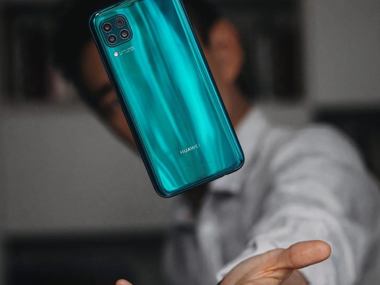 В Казахстане стартовали продажи смартфонов серии HUAWEI P40 lite