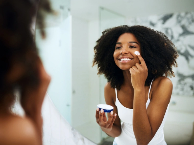 L’Oreal больше не будет использовать слова «осветляющий» и «отбеливающий»
