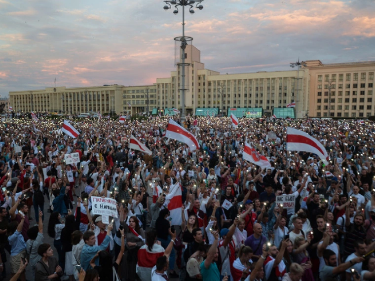 Митинги в Беларуси: попытка штурма резиденции и Лукашенко с оружием