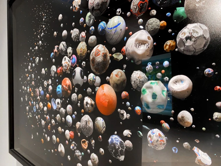 В Казахстане проходит выставка Мэнди Баркер «Планета или пластик»