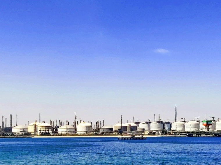Саудовская Аравия понизила цены на нефть для Азии более чем в два раза