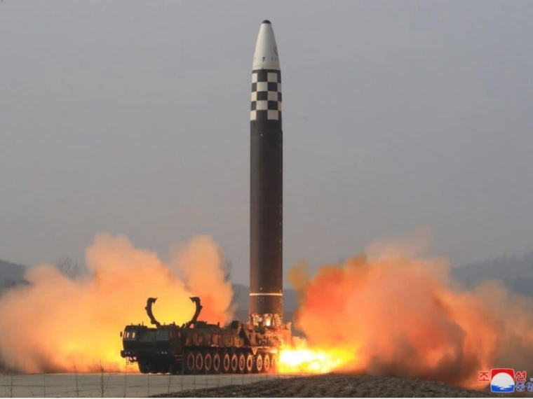 Северная Корея запустила ракету Hwasong-17