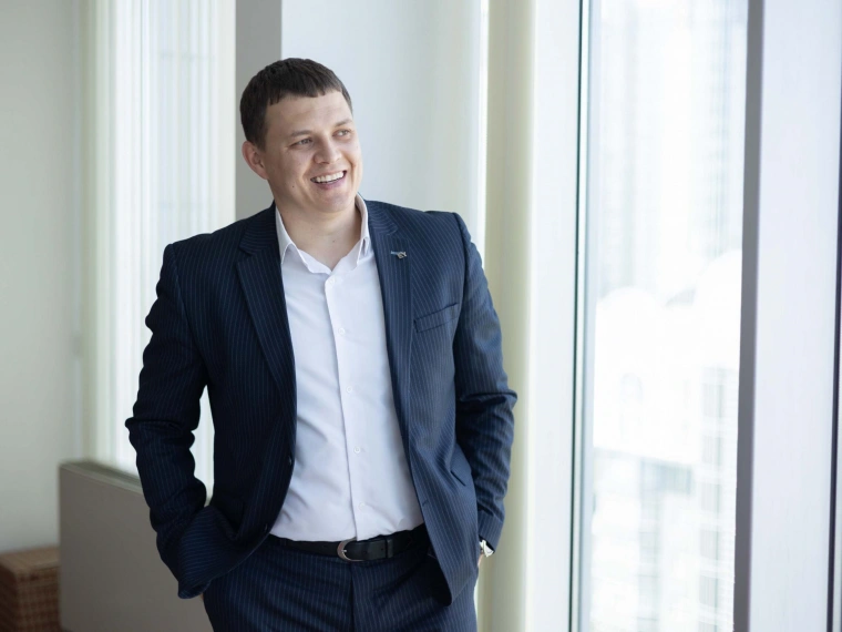 Эксперт по HR-консалтингу компании EY отправляется покорять Америку: история Дамира Деминова