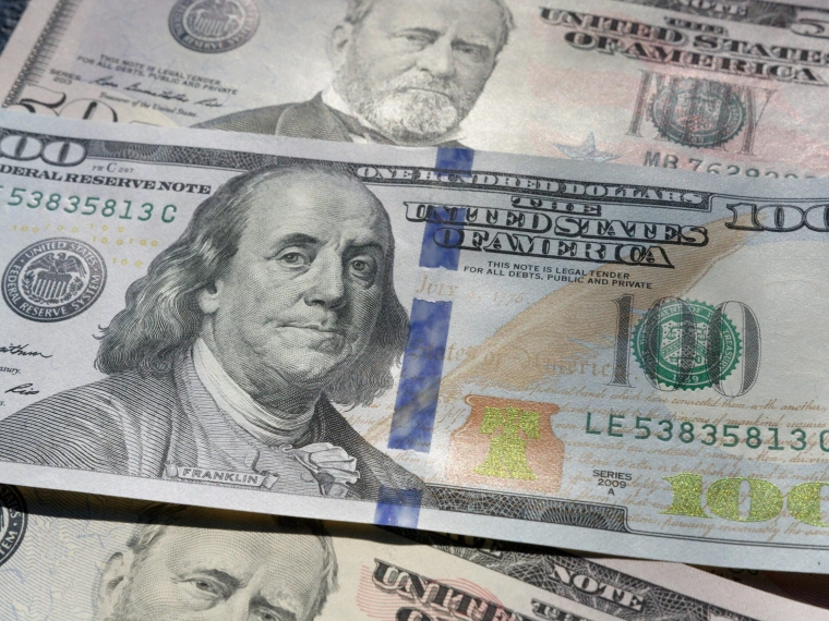 За июнь тенге ослаб по отношению к доллару на 13,3%