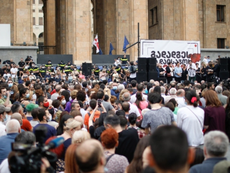 В Тбилиси проходит митинг за отставку правительства