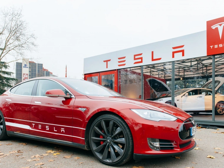 Tesla отзывает более миллиона автомобилей в США из-за проблем со стеклоподъемниками