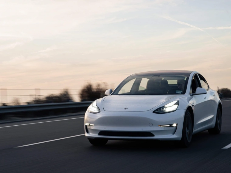 Владельцы электромобилей Tesla подали в суд на Илона Маска
