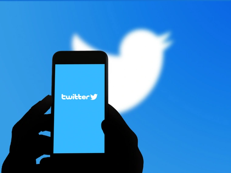 Илон Маск стал владельцем Twitter и уволил руководителей