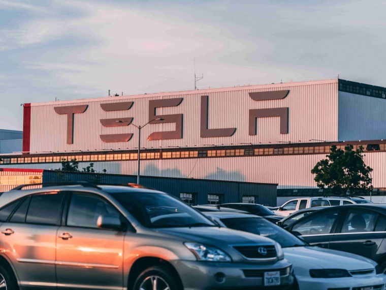 Илон Маск продал акции Tesla почти на четыре млрд долларов