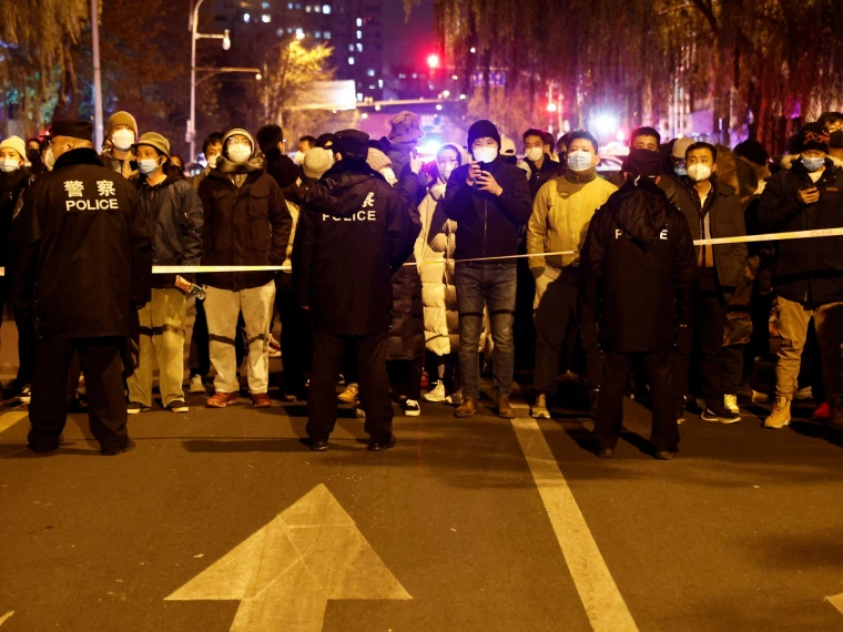 В Китае продолжаются протесты против политики страны по борьбе с COVID-19