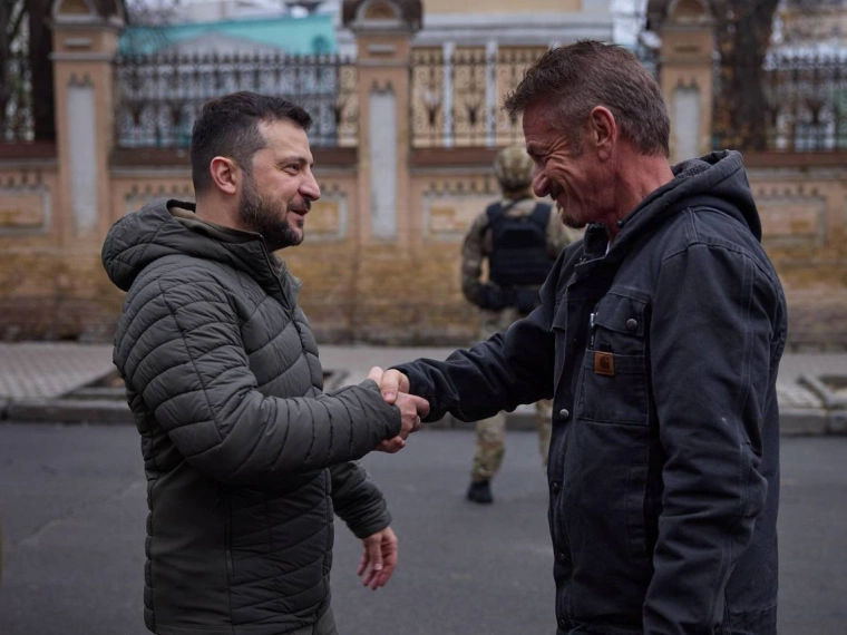 Актер Шон Пенн вручил свой «Оскар» Зеленскому в знак поддержки Украины