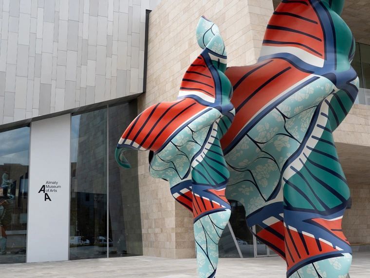 Скульптура Йинки Шонибаре появилась в Almaty Museum of Arts