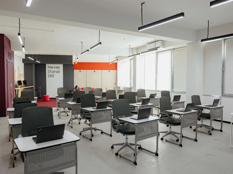 Ученики и педагоги НИШ Астана осваивают ИИ, кибербезопасность и VR в новом EdTech-классе Lenovo 