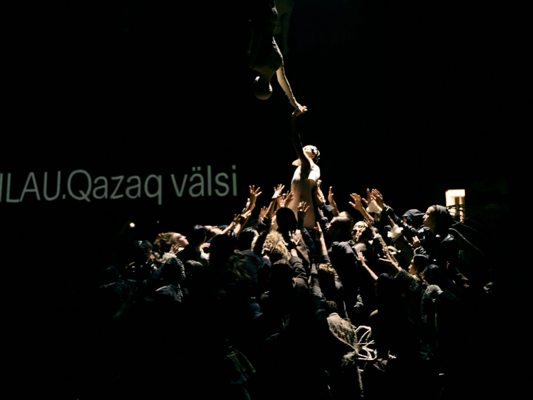 В Алматы проходит показ-перформанс от казахстанских дизайнеров Törteu 