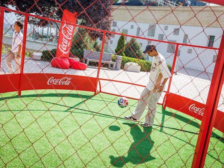От лимитированных банок до поездки в Испанию: бренд Coca-Cola провел грандиозную кампанию к FIFA World Cup