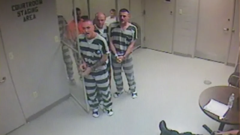 Техасские заключенные выбрались из камеры, чтобы спасти надзирателя