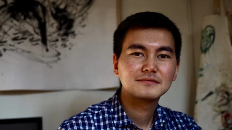 Кыргызский художник пишет картины с помощью растворимого кофе
