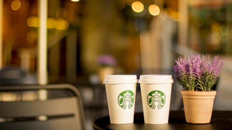 Starbucks решили раздавать нуждающимся непроданную еду