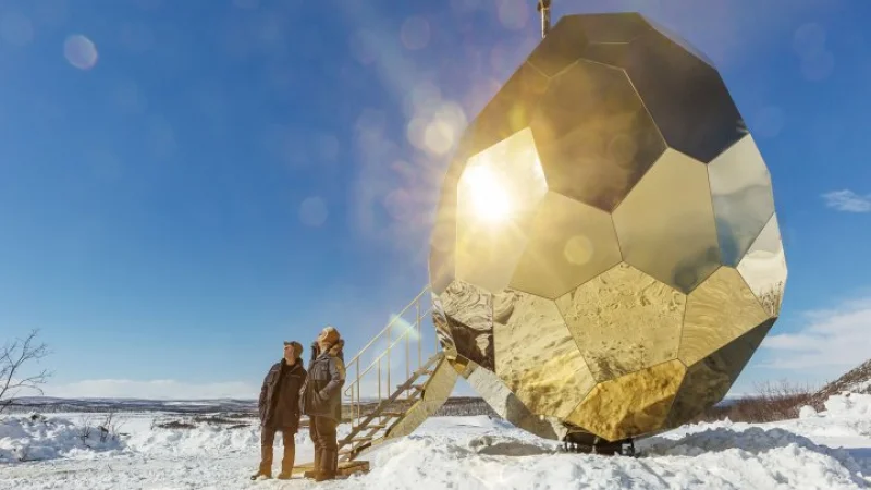 Сауну в виде большого золотого яйца построили в Швеции
