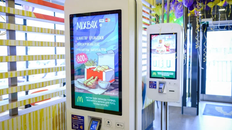 Посетители McDonald&apos;s заказывают больше у киосков самообслуживания