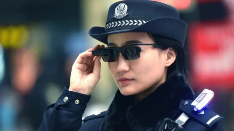 Полиция в Китае использует «умные» очки для поимки преступников