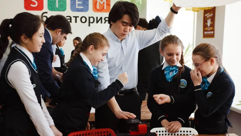 В Астане открылась STEM-лаборатория для школьников