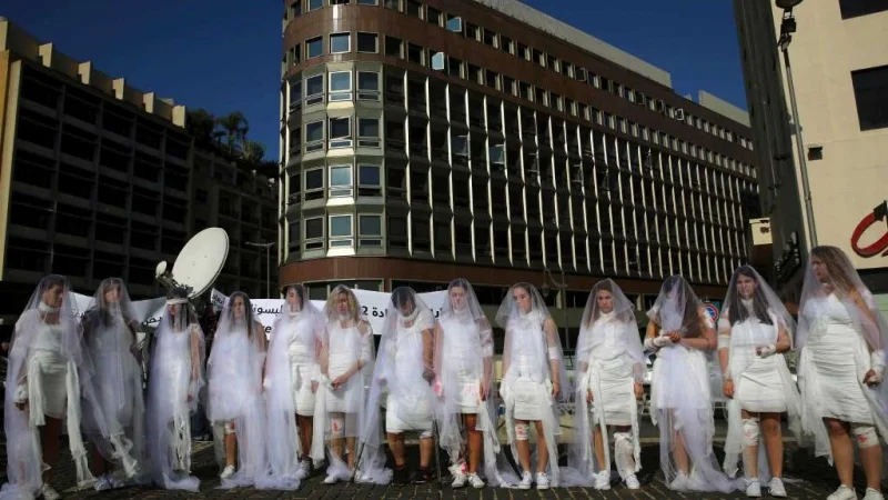 Женщины Бейрута в свадебных платьях вышли протестовать против закона об изнасилованиях
