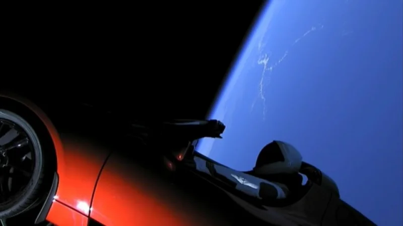 SpaceX запустила самую тяжелую ракету в мире Falcon Heavy