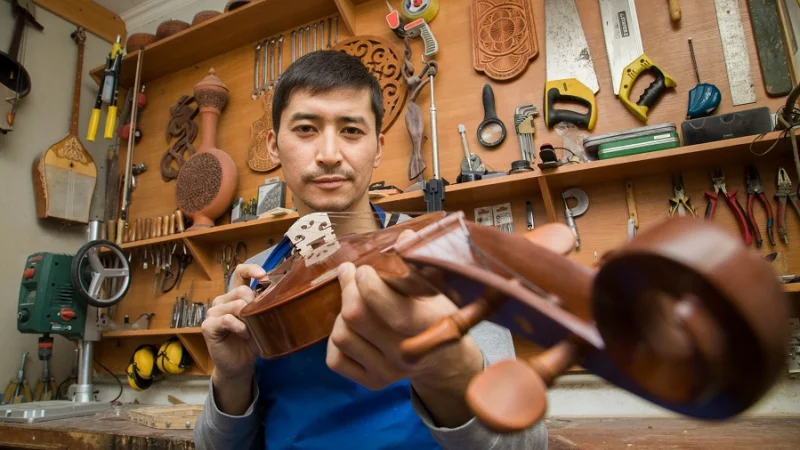 Как бывший юрист продолжает династию мастеров казахских народных музыкальных инструментов