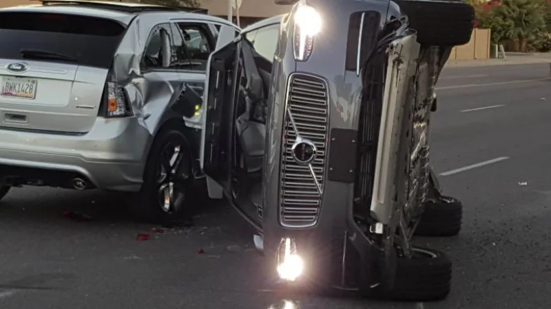 Uber приостановила испытания беспилотных автомобилей после аварии